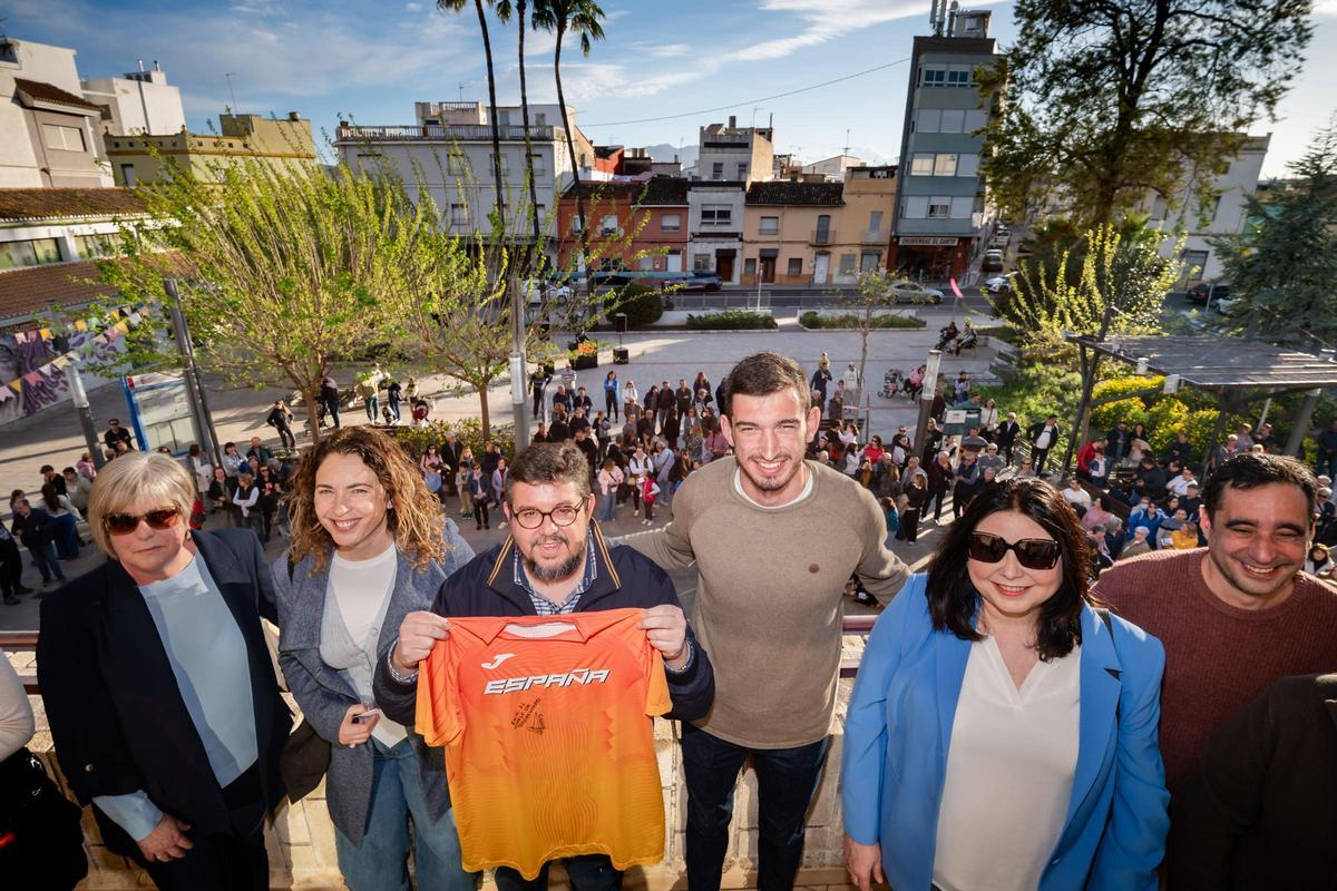Homenaje de Bellreguard a su deportista más ilustre, Quique Llopis Doménech