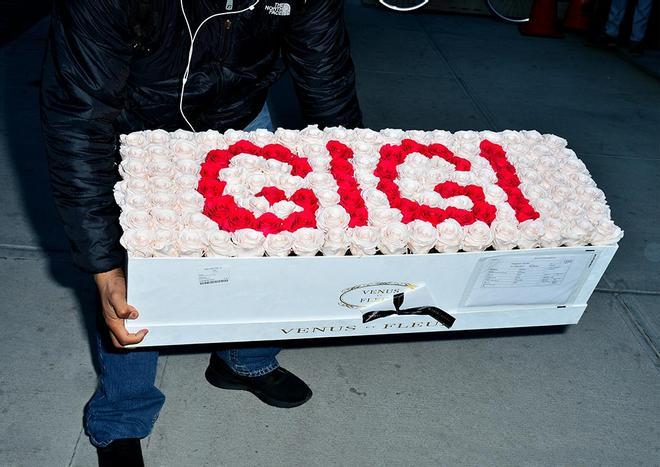 Ramo de rosas blancas y rosas que recibió Gigi Hadid por su cumple