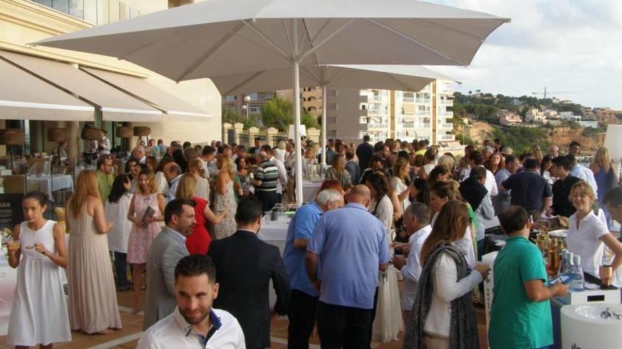 La terraza del Pure Salt reunió a numerosos invitados.