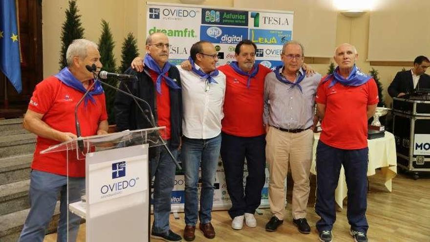 Roberto Llamedo, al micrófono, durante el homenaje a los campeones de Copa. Por la izquierda, Rojo, Ismael, Juanchi, Veiga y Paredes.