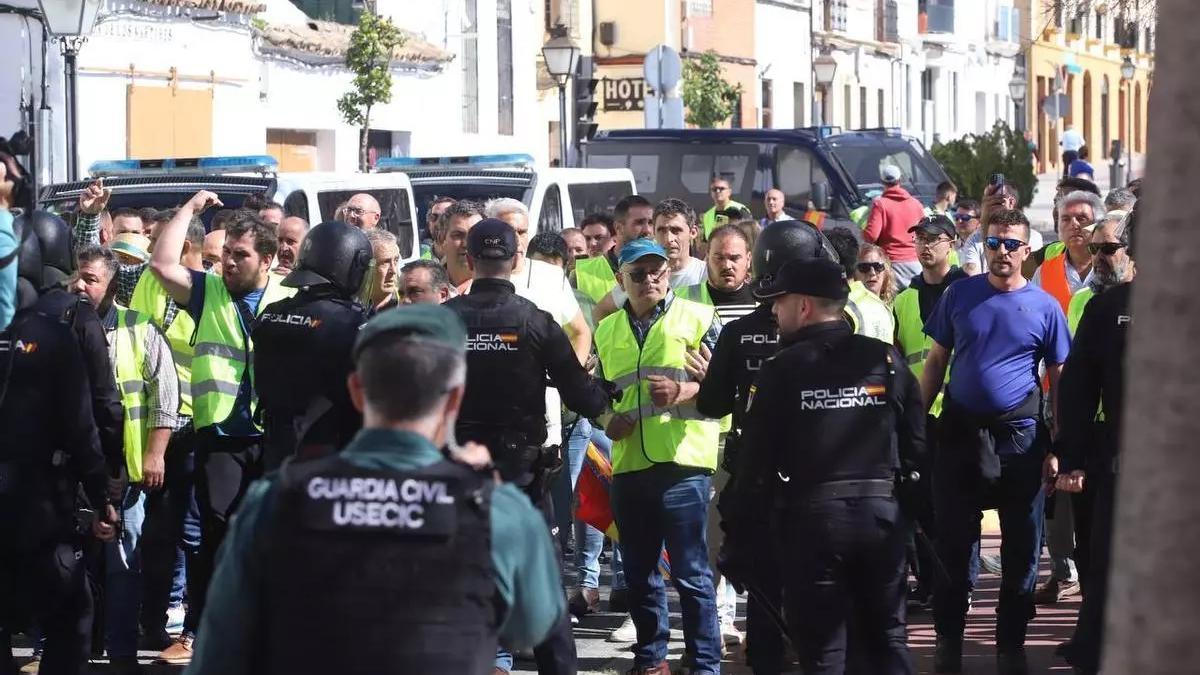 Tensión en la concentración de agricultores y ganaderos en Córdoba el pasado martes.