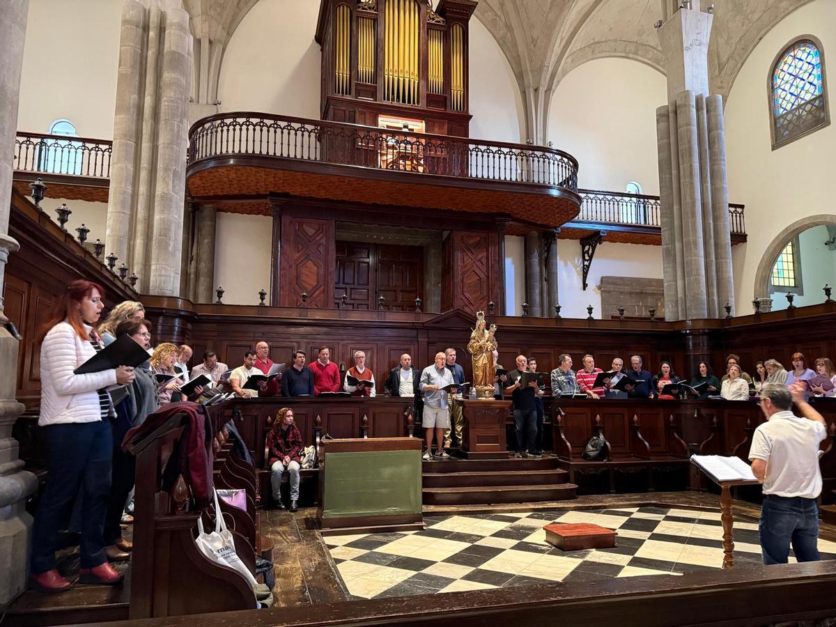 El Orfeón y el Coro Epifanía, durante un ensayo el sábado.