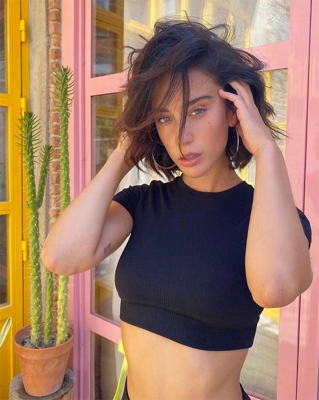 María Pedraza con top negro de canalé y peinado liso