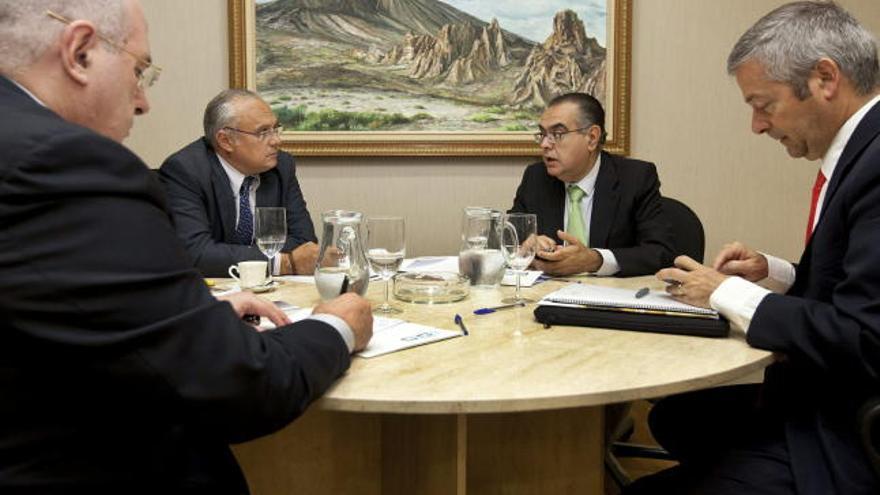 A la derecha, los presidente de la patronales provinciales, Agustín Manrique de Lara y José Carlos Francisco. | efe