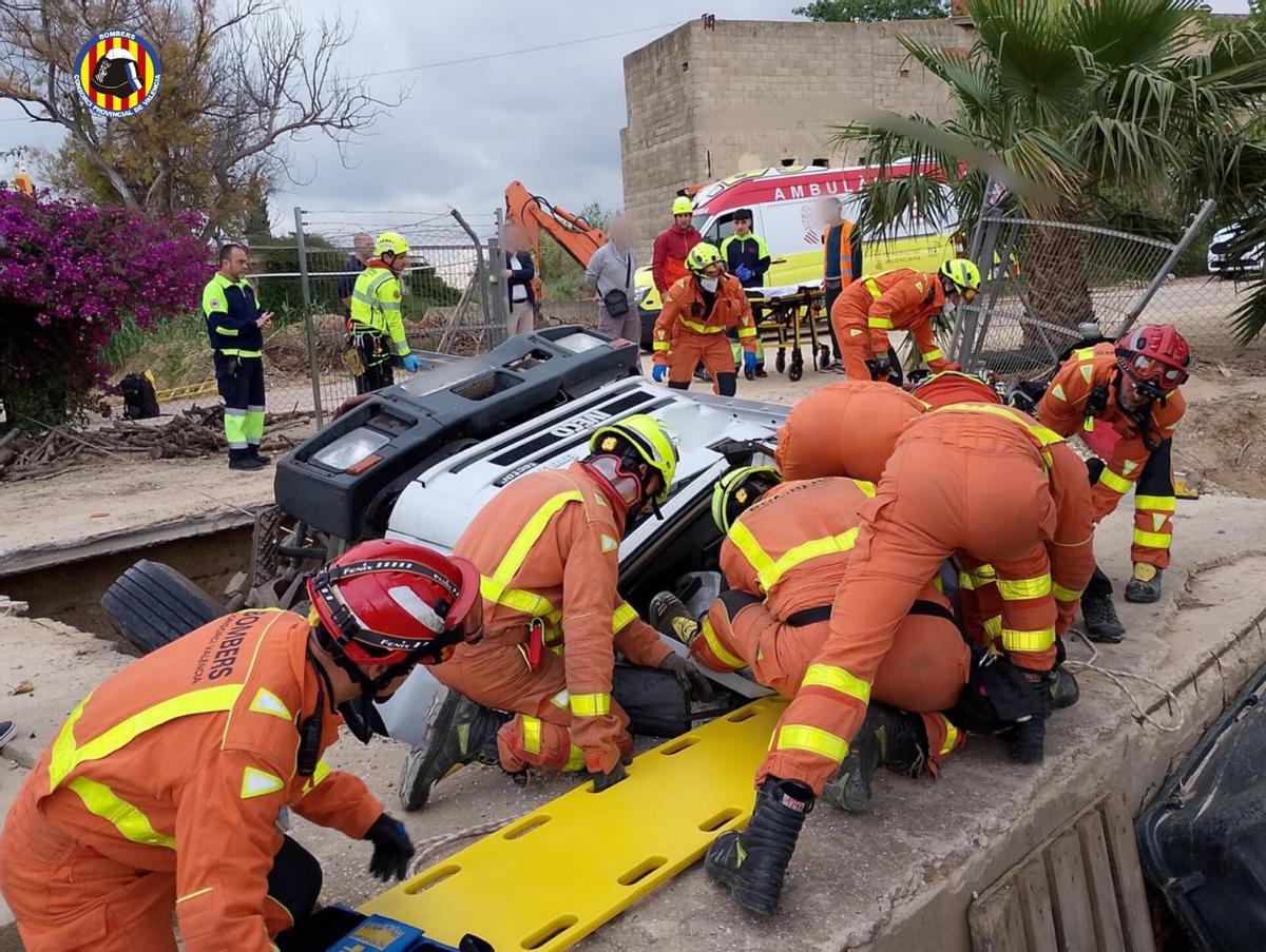 Los bomberos trabajan en el rescate del conductor.
