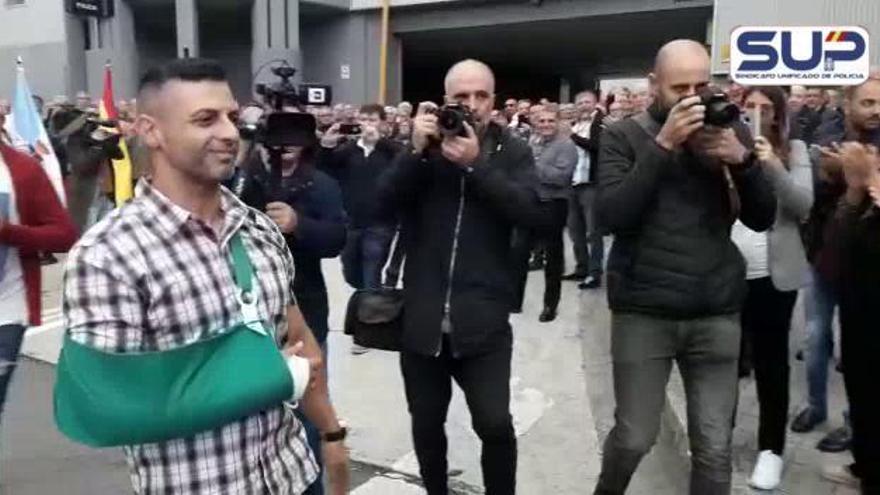 Lonzas recibe al policía herido en los disturbios de Barcelona