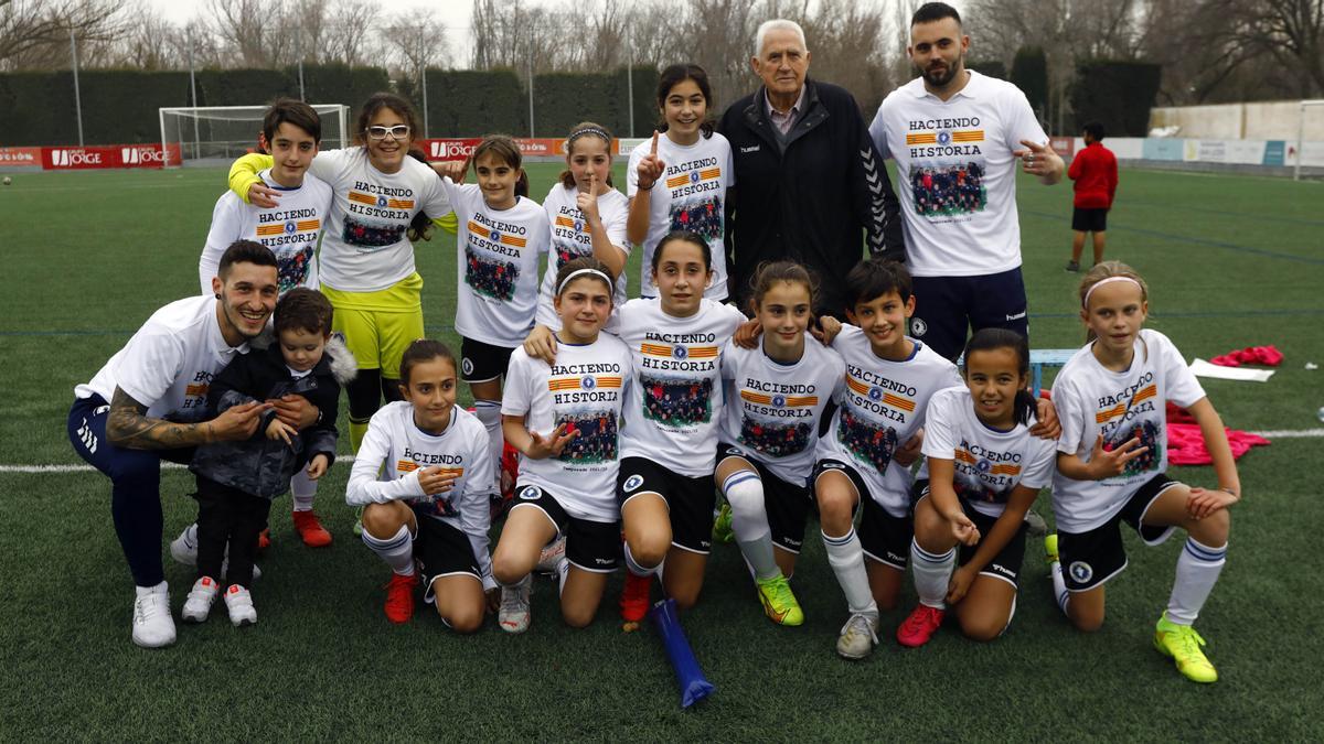 El Alevín A del Zaragoza CFF festeja la victoria.