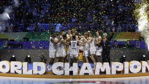 Manila (Philippines), 10/09/2023.- Germany players celebrate with the trophy on the podium after winning the FIBA Basketball World Cup 2023 final match between Serbia and Germany at the Mall of Asia in Manila, Philippines, 10 September 2023. (Baloncesto, Alemania, Filipinas) EFE/EPA/ROLEX DELA PENA