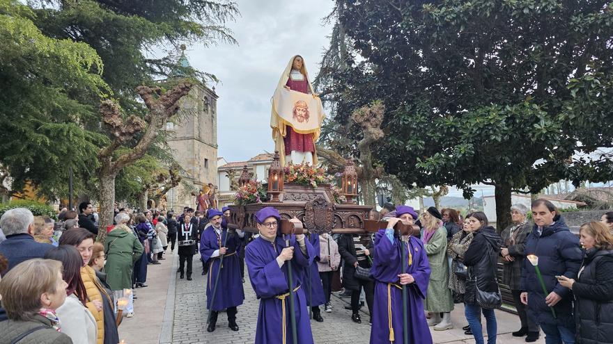 El gaitero José Ángel Hevia portó el paso de la Verónica en el Jueves Santo de Villaviciosa