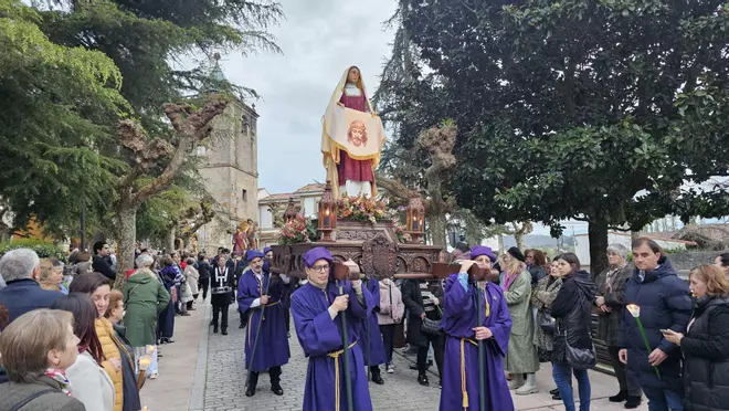 En imágenes: la salida de la procesión del Calvario de Villaviciosa