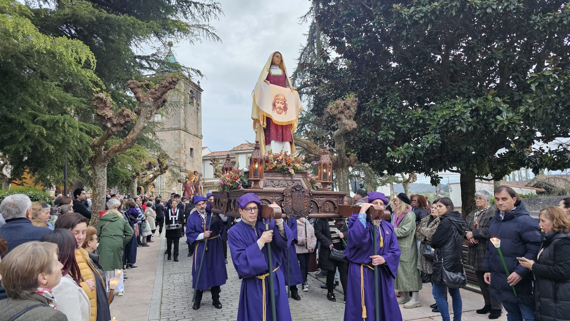 En imágenes: la salida de la procesión del Calvario de Villaviciosa