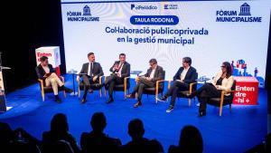 Tercera mesa redonda del Fòrum Municipalisme. De izquierda a derecha: Manuel Arenas, el moderador, coordinador del equipo de información del área metropolitana de Barcelona de EL PERIÓDICO; Felipe Campos, consejero delegado de Aigües de Barcelona; Xavier Amor, secretario de Governs Locals; Humberto López Vilalta, director general de TRAM; Xavier Balagué, gerente de Ecoembes en Catalunya, y Mar Alarcón Batlle, socia fundadora de Moodin Policy.