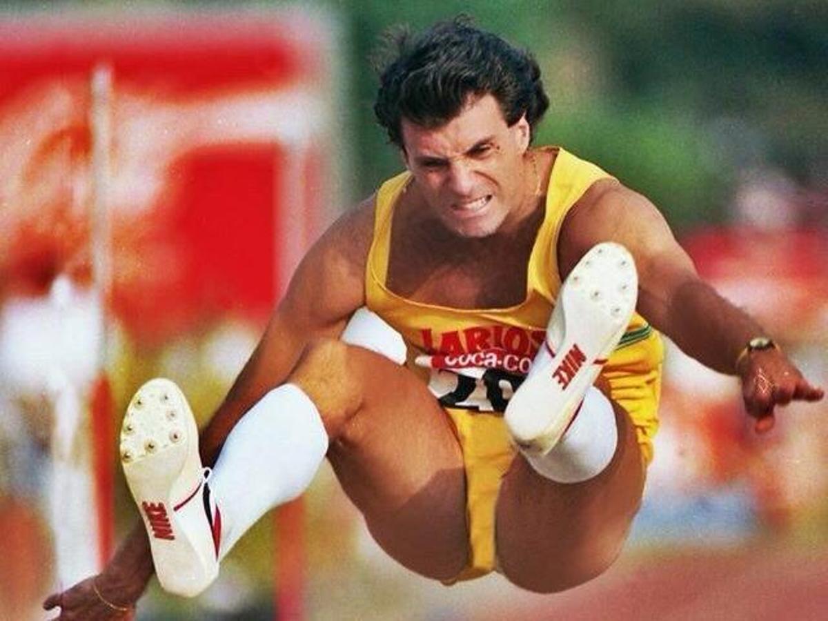 Antonio Corgos, en pleno salto en los Juegos Olímpicos de Moscú-80.