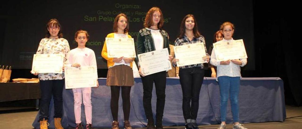 Por la izquierda, Aida Iglesias, Candela Sama, Heide Katarina Link, Martina Köpke, Carla Hortal y Paula Álvarez, ayer, con sus diplomas.