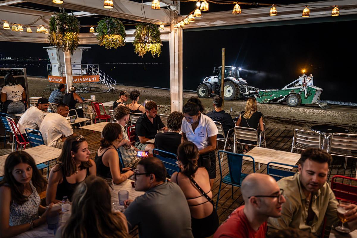 Refugio nocturno: Barcelona se refresca y descansa en sus playas durante las noches calurosas