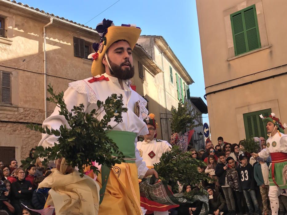 Los 'Cossiers' de Algaida bailan en honor de Sant Honorat