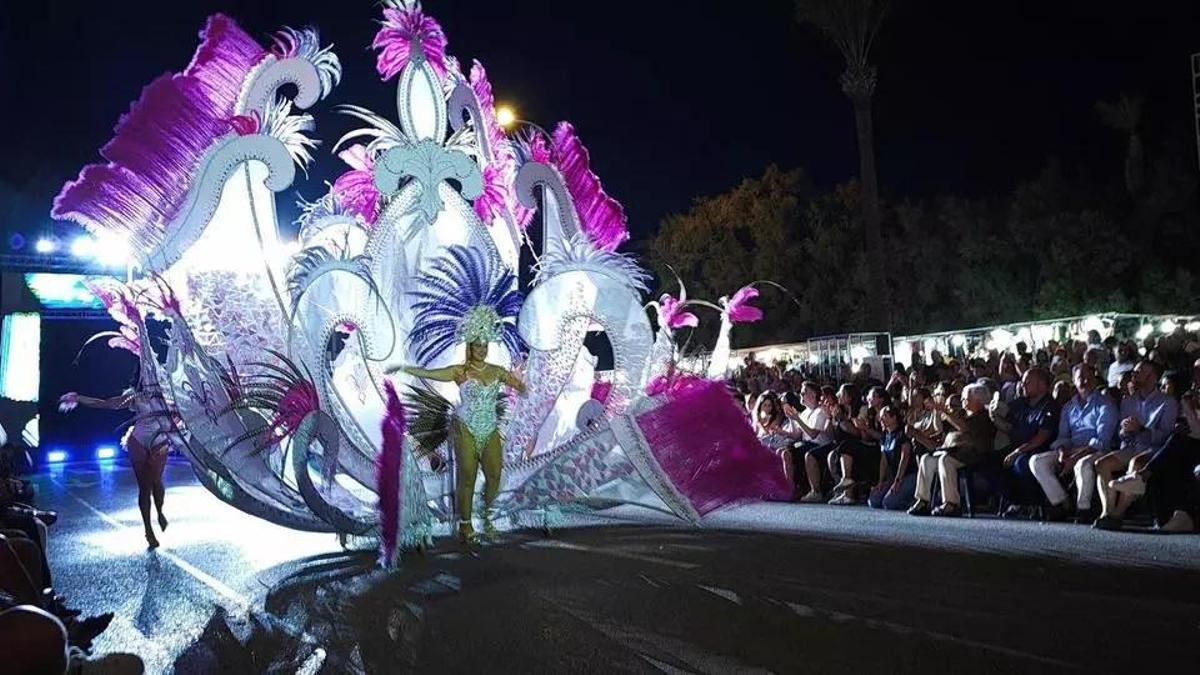 Foto de la edición del año pasado de la gran gala de reinas y reyes del Summer Carnaval de Vinaròs.