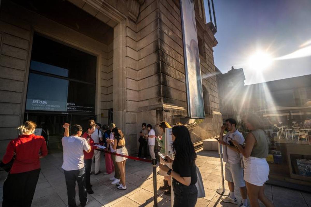 El público a la entrada del MNAC.