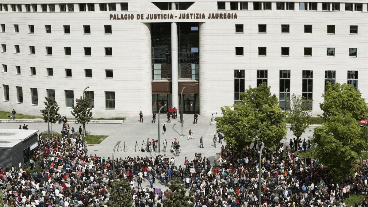 Cientos de personas frente al Palacio de Justicia de Navarra en protesta por la sentencia de la Audiencia Provincial sobre la 'Manada', en abril de 2018.