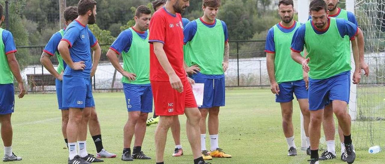 Los jugadores de la Unión Deportiva Ourense, en uno de los entrenamientos con Nacho Currás. // Iñaki Osorio