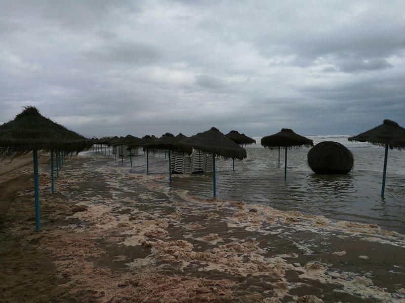 Olas de 2,5 metros invaden la playa de la Malvarrosa