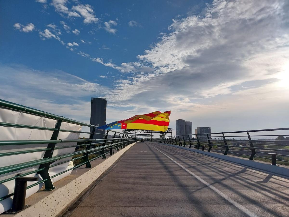 Las banderas de València recorren todo el puente.