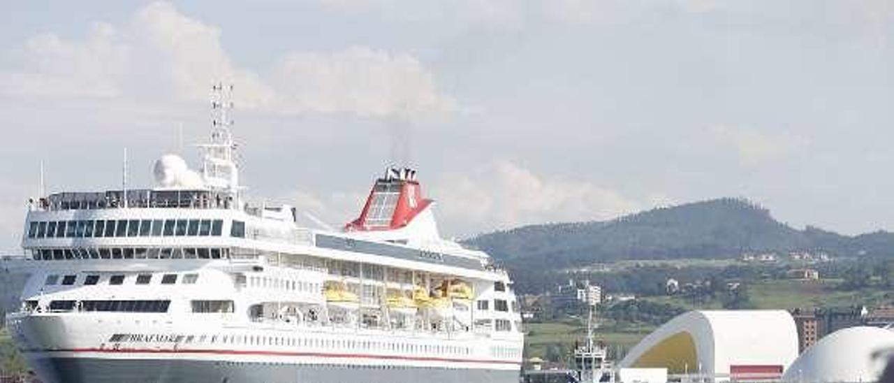 El &quot;Braemar&quot;, en la ría de Avilés.