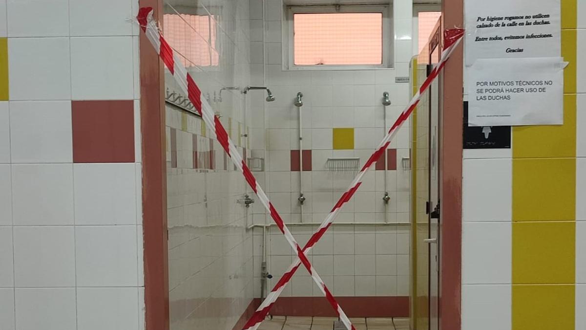 Las duchas de la piscina de Los Almendros, clausuradas «sine die»