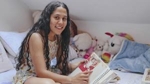 Bárbara Jota, en el dormitorio de su casa en Vigo, enseña un álbum de fotos de cuando era pequeña