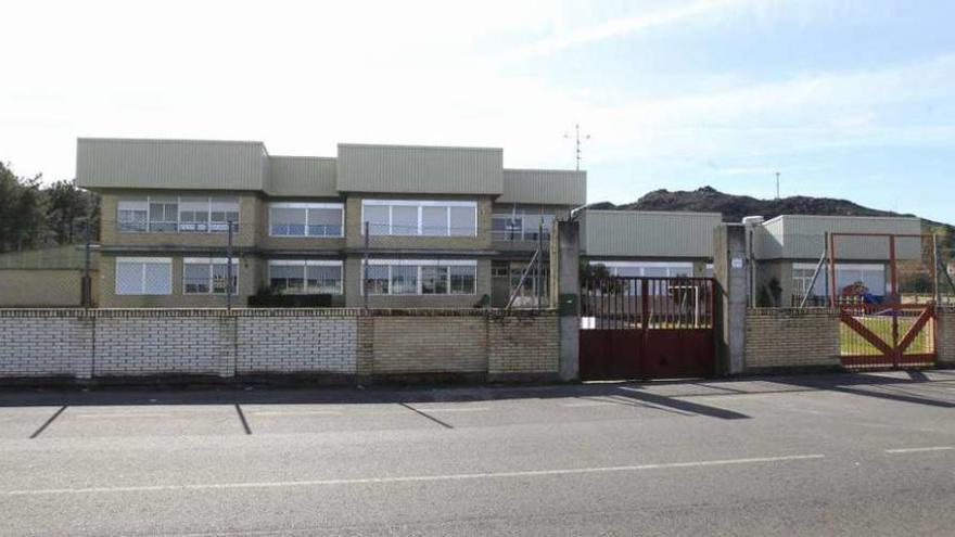 Centro de Educación Infantil y Primaria (CEIP) de Oímbra, donde el acusado fue profesor de música desde 2000 hasta su traslado, en 2007, a un centro de Asturias. // Jesús Regal