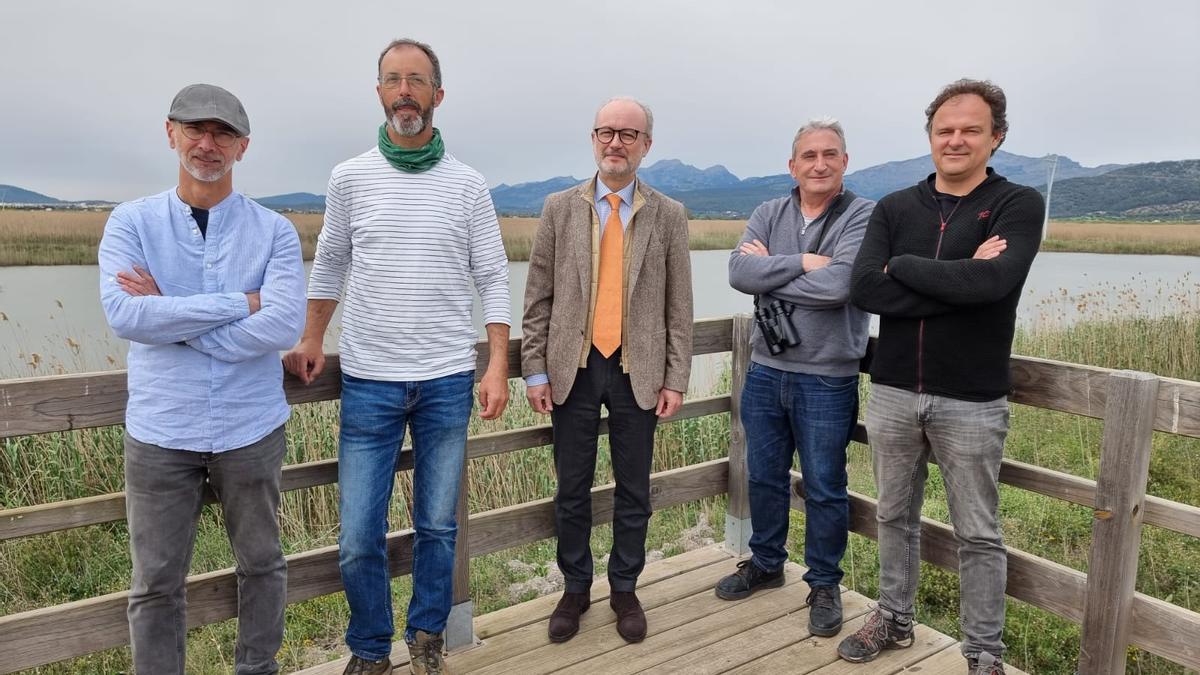 Responsables del Govern, Endesa, el GOB y s'Albufera, durante la visita a la nueva laguna.