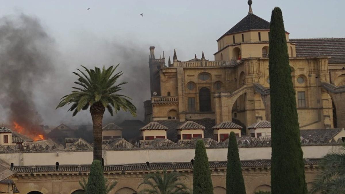 Llamas saliendo de la parte siniestrada de la Mezquita-Catedral en la fatídica jornada del 8 de agosto de 2025.