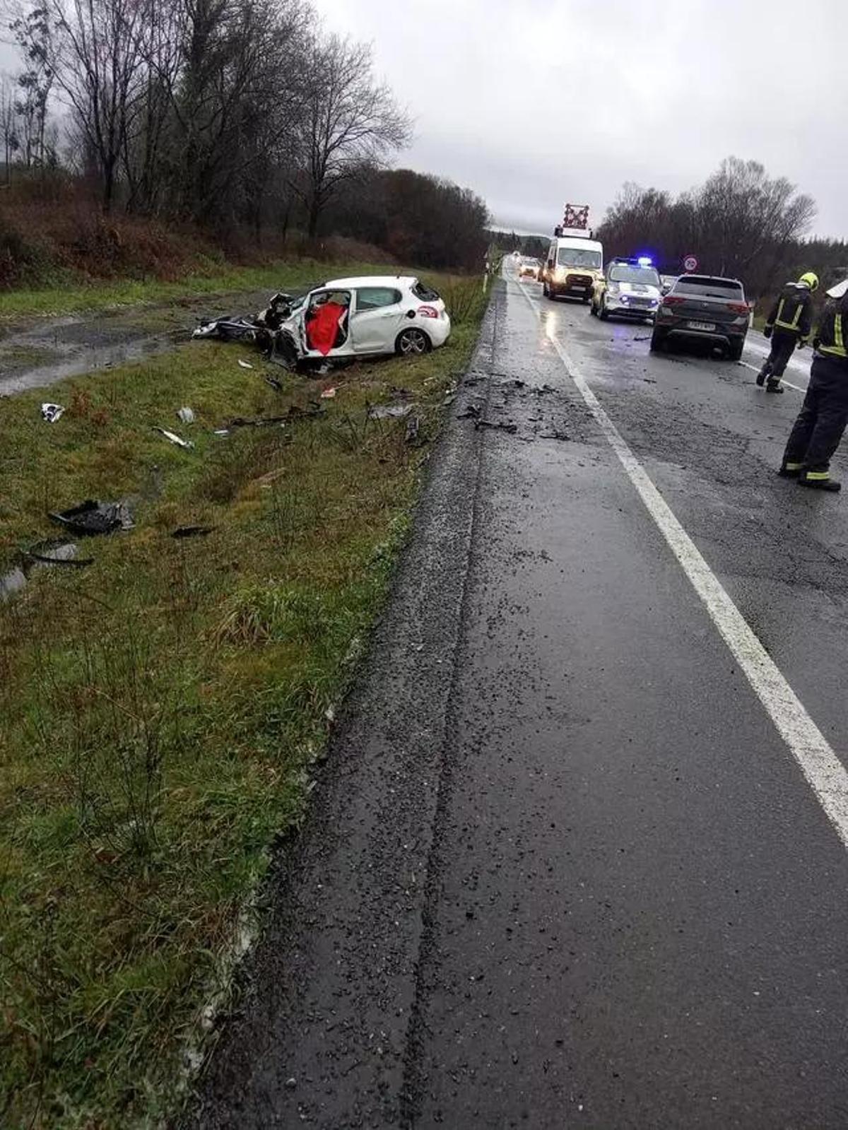 Efectivos de emergencias en el lugar del accidente mortal