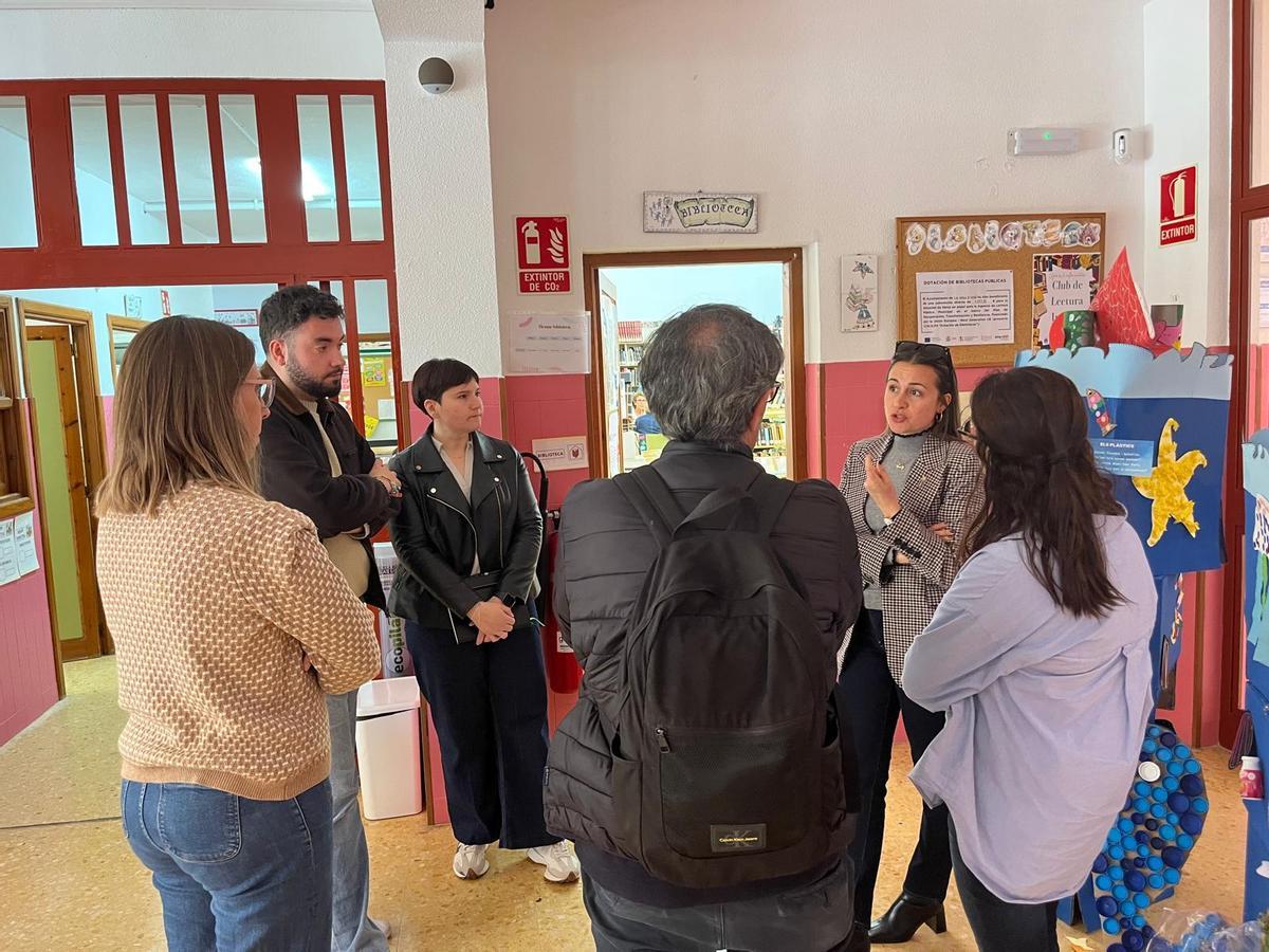 La alcaldesa y el equipo de gobierno han visitado el barrio Toledo, con una reunión en el CEIP Lleonard Mingarro.