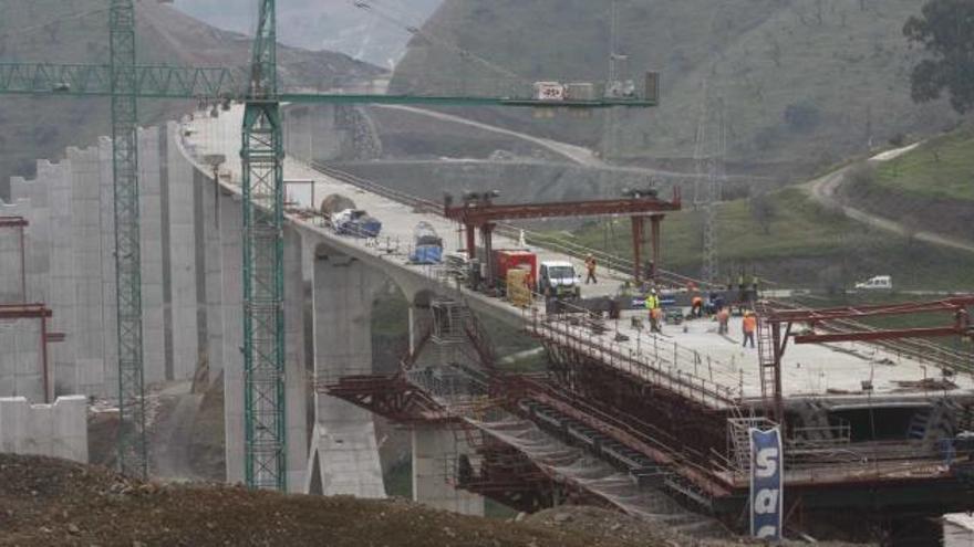 Obras de construcción de uno de los viaductos de la autopista de peaje de Las Pedrizas.