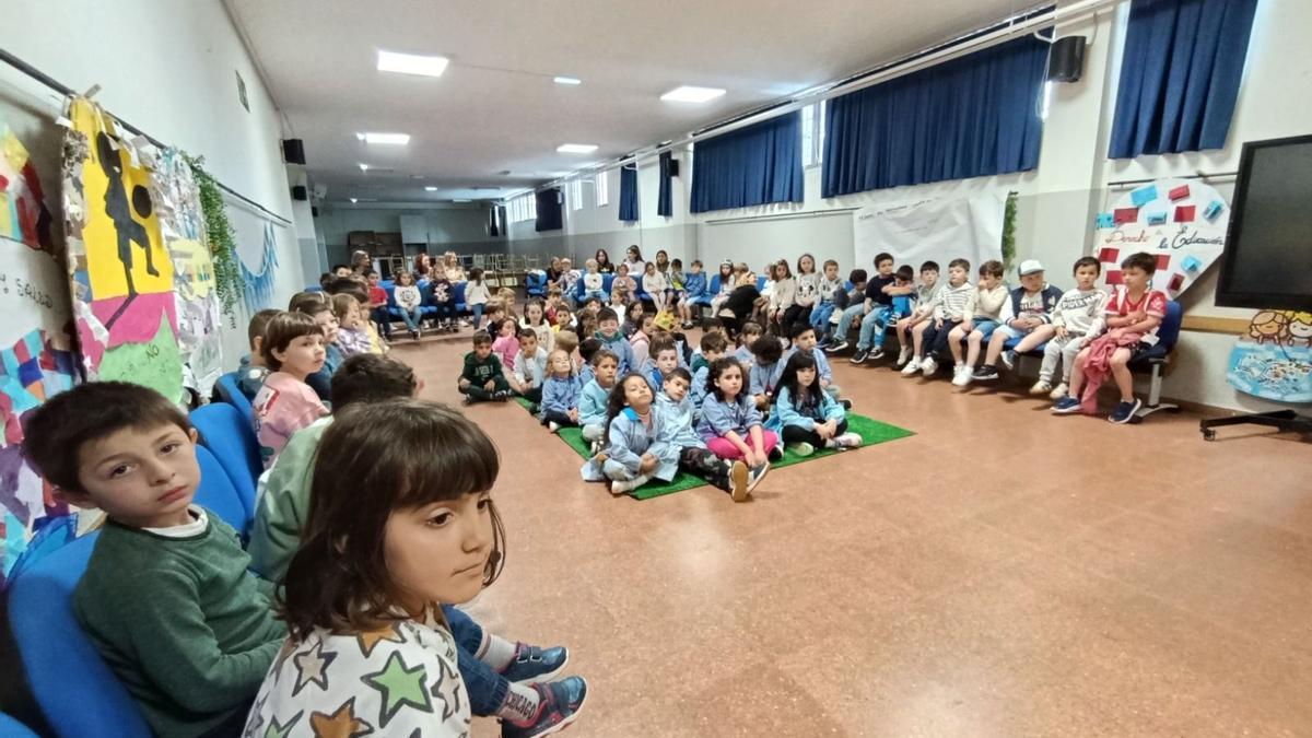 Los pequeños escolares de la Pola se preparan para el próximo curso y conocen a sus compañeros