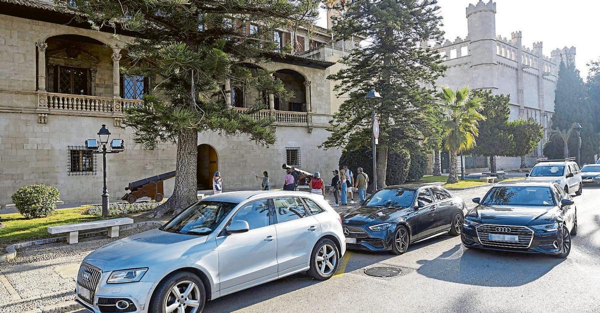 Coches oficiales frente al Consolat de Mar, sede del Govern balear, en el Passeig de Sagrera de Palma. | GUILLEM BOSCH