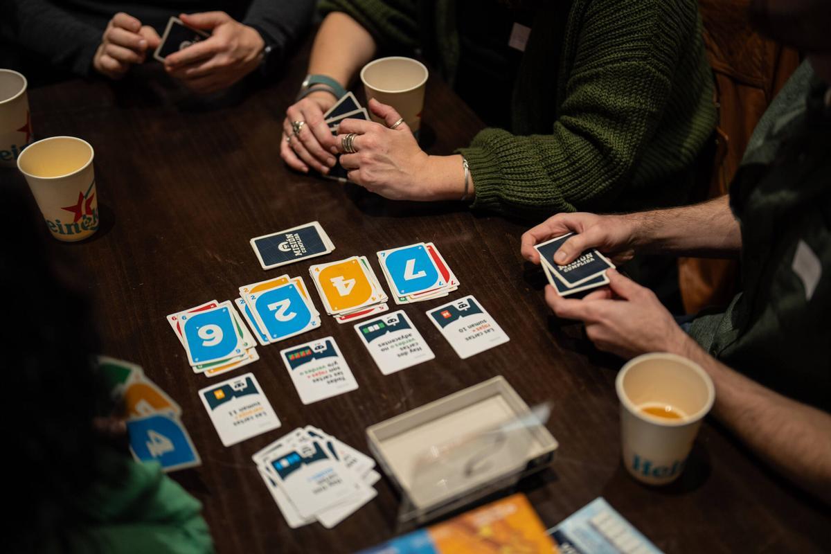 Barcelona,08/12/2025 ICUT- Participantes en una sesión de slow friending organizada por Kleff, la mayor comunidad de juegos de mesa, durante una actividad pensada para conocer gente mientras se juega. Foto: Zowy Voeten / El Periódico.