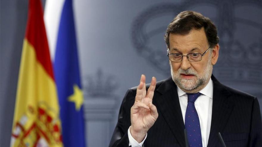 Rajoy aguarda en el banquillo un traspié del líder socialista
