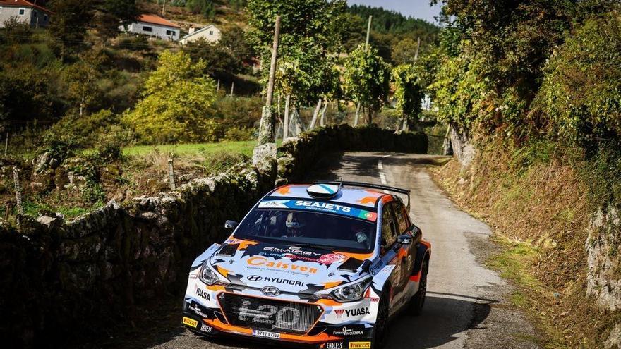 El coche de Ares y Vázquez, durante la carrera celebrada este fin de semana.