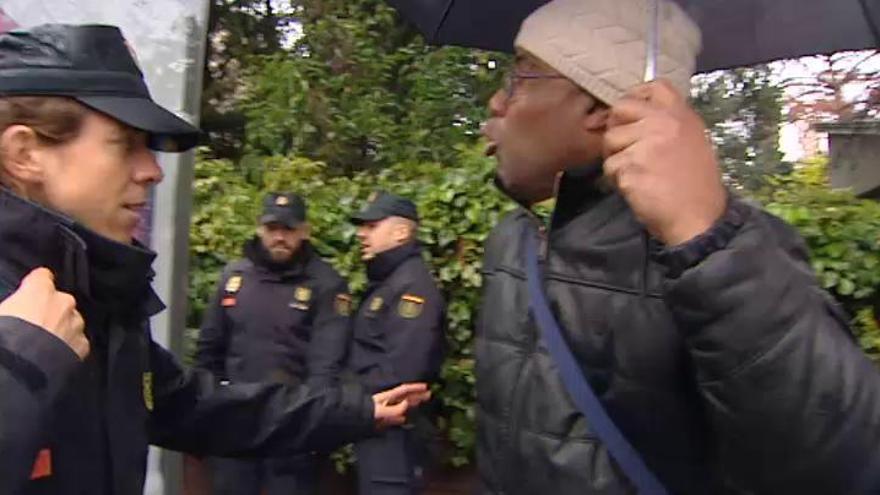 Tensión a las puertas de la embajada cubana en Madrid