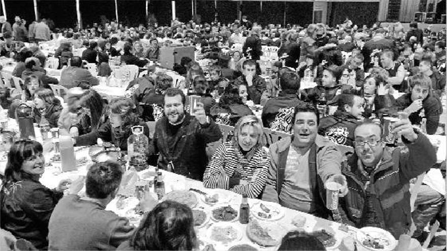 Las collas de Castelló se reúnen todos los años en una cena de hermandad en el recinto de la Pérgola.