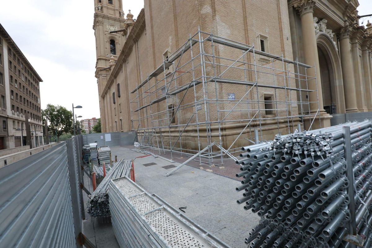 Comienza el montaje de los andamios en la Basílica del Pilar de Zaragoza.