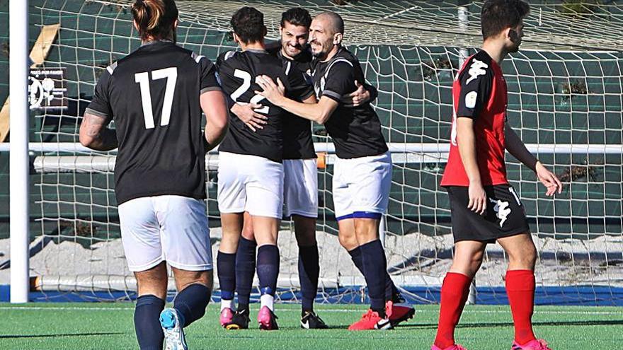 Los jugadores locales celebran uno de sus goles. |  // XOÁN ÁLVAREZ