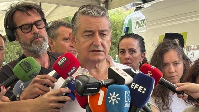 Antonio Sanz informando a los medios sobre el incendio de Los Gallardos.
