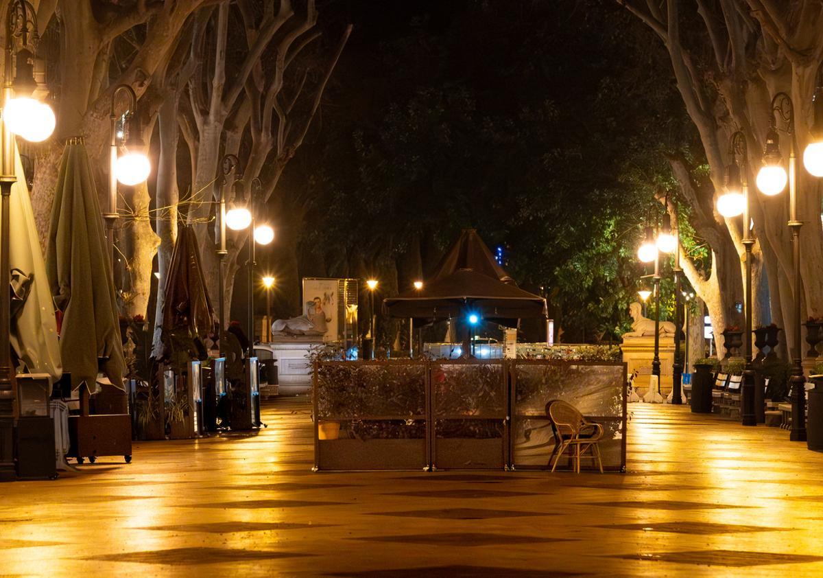 El mobiliario del Passeig del Born, pasada la una de la madrugada, todavía en pleno desmontaje