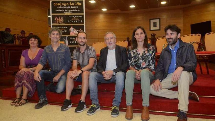 Los representantes de la compañía junto a Víctor Caamaño (tercero por la derecha).  // Noé Parga