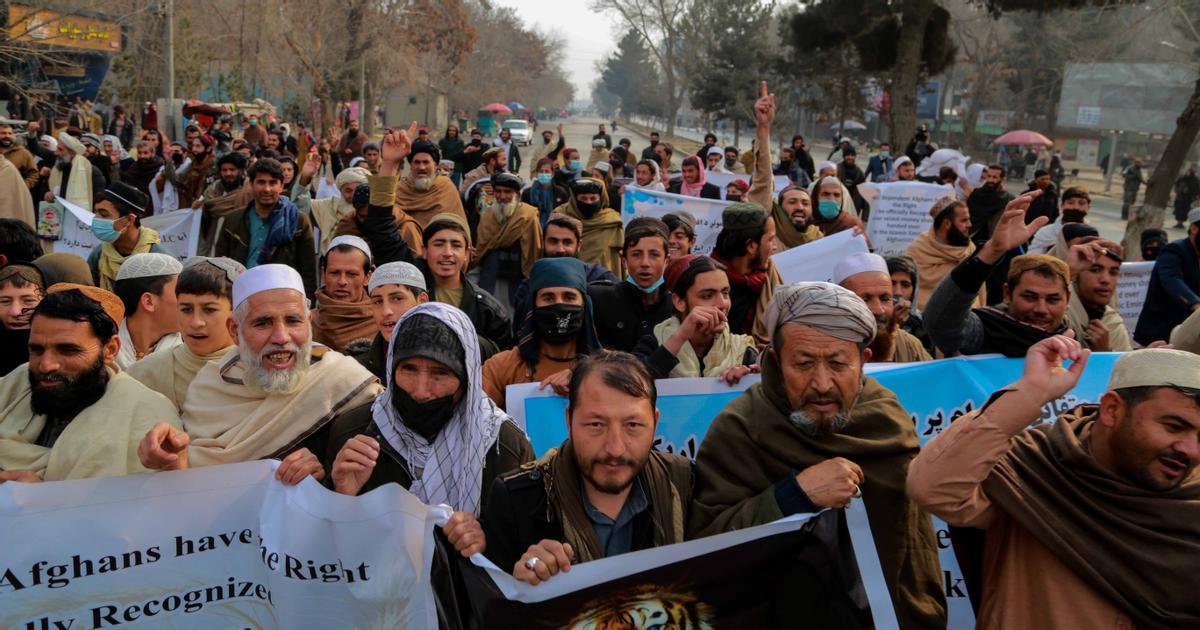 Manifestación en Kabul para reclamar que se descongelen los activos del Banco Central en el extranjero.