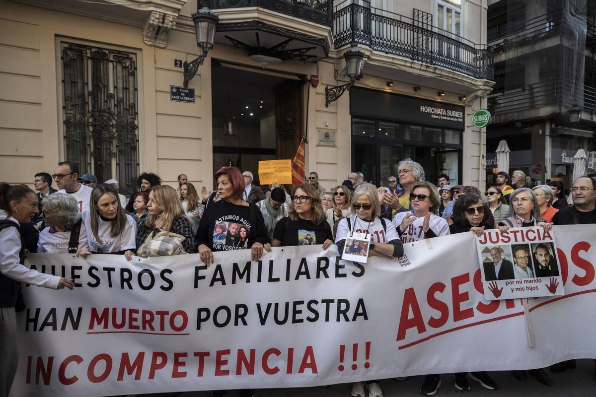 Valencia. VLC. Las asociaciones de victimas de la dana se concentran ante Las Corts durante la comparecencia de Carlos Mazon en la comision de investigacion por la dana