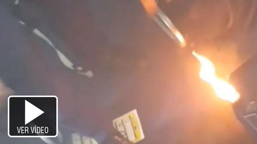 Un pasajero que volaba a Ibiza graba el incendio del móvil en el avión de Ryanair